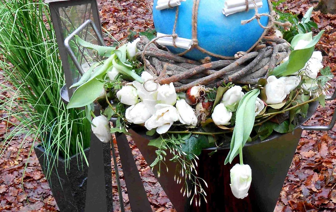 Runde Natururne aus Lehm in der Farbe Blau