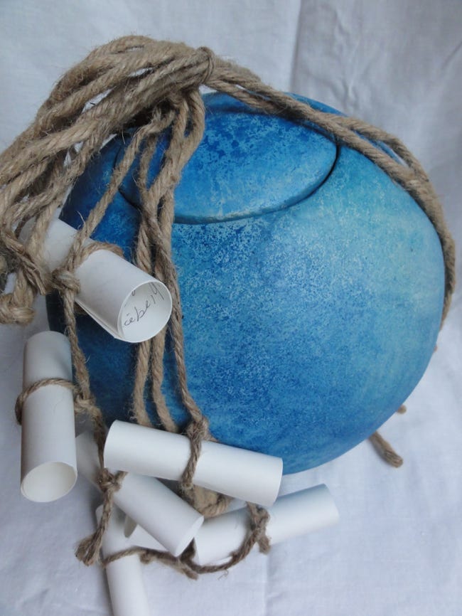 Blaue Natururne aus Lehm, blau mit Absenkkordel